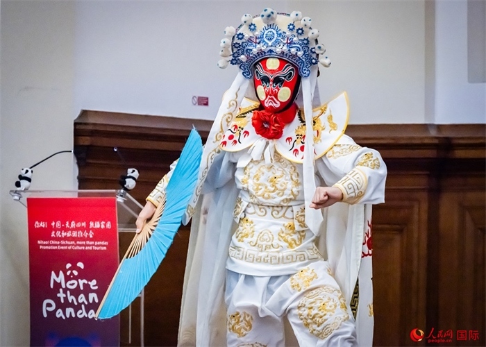 川劇絕活變臉表演。人民網(wǎng) 郭錦標(biāo)攝