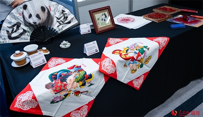 活動現(xiàn)場的現(xiàn)場文創(chuàng)展、互動體驗區(qū)、非遺區(qū)展示。人民網(wǎng) 郭錦標(biāo)攝