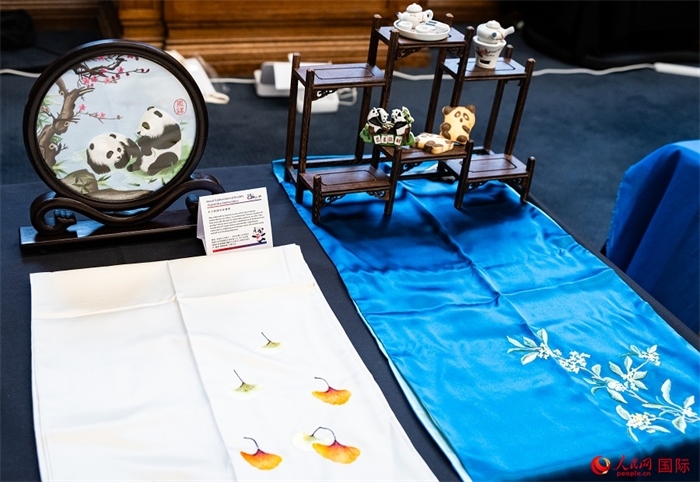 活動現(xiàn)場的現(xiàn)場文創(chuàng)展、互動體驗區(qū)、非遺區(qū)展示。人民網(wǎng) 郭錦標(biāo)攝