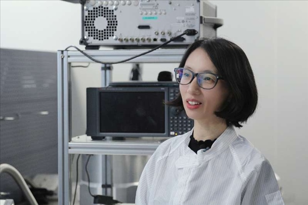 李婧在中國科學(xué)院紫金山天文臺毫米波和亞毫米波技術(shù)實驗室。（受訪者供圖）