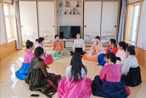 2023年6月，楊麗娜（后中）對擔(dān)任民宿管家的光東村村民們進(jìn)行標(biāo)準(zhǔn)化培訓(xùn)。（新華社記者金津秀攝）