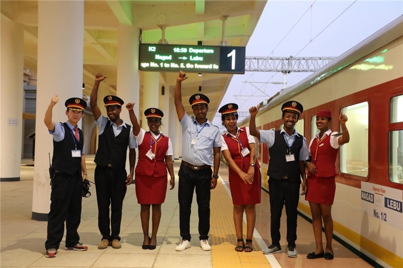 中埃員工組成的亞吉鐵路運(yùn)營團(tuán)隊(duì)。 中國土木工程集團(tuán)有限公司供圖