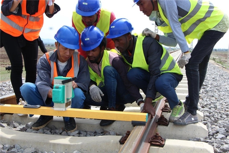 中方員工在鐵路現(xiàn)場培訓(xùn)埃方員工。 中國土木工程集團(tuán)有限公司供圖