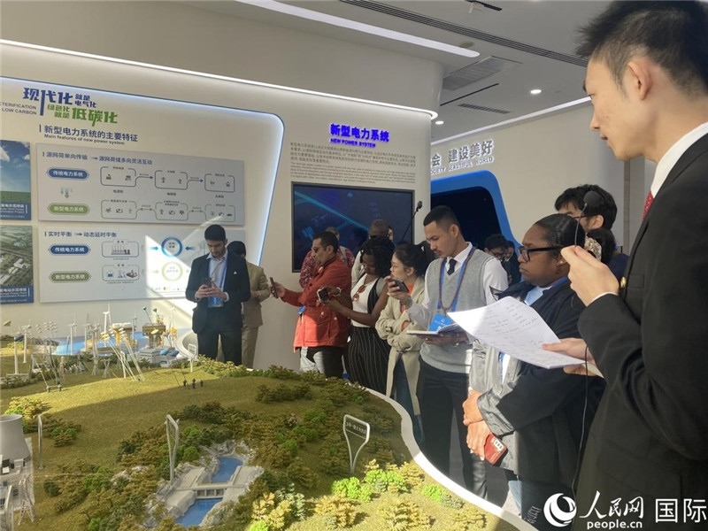 2023“一帶一路”媒體合作論壇聯(lián)合采訪團(tuán)參訪中國能建。人民網(wǎng)記者 于洋攝