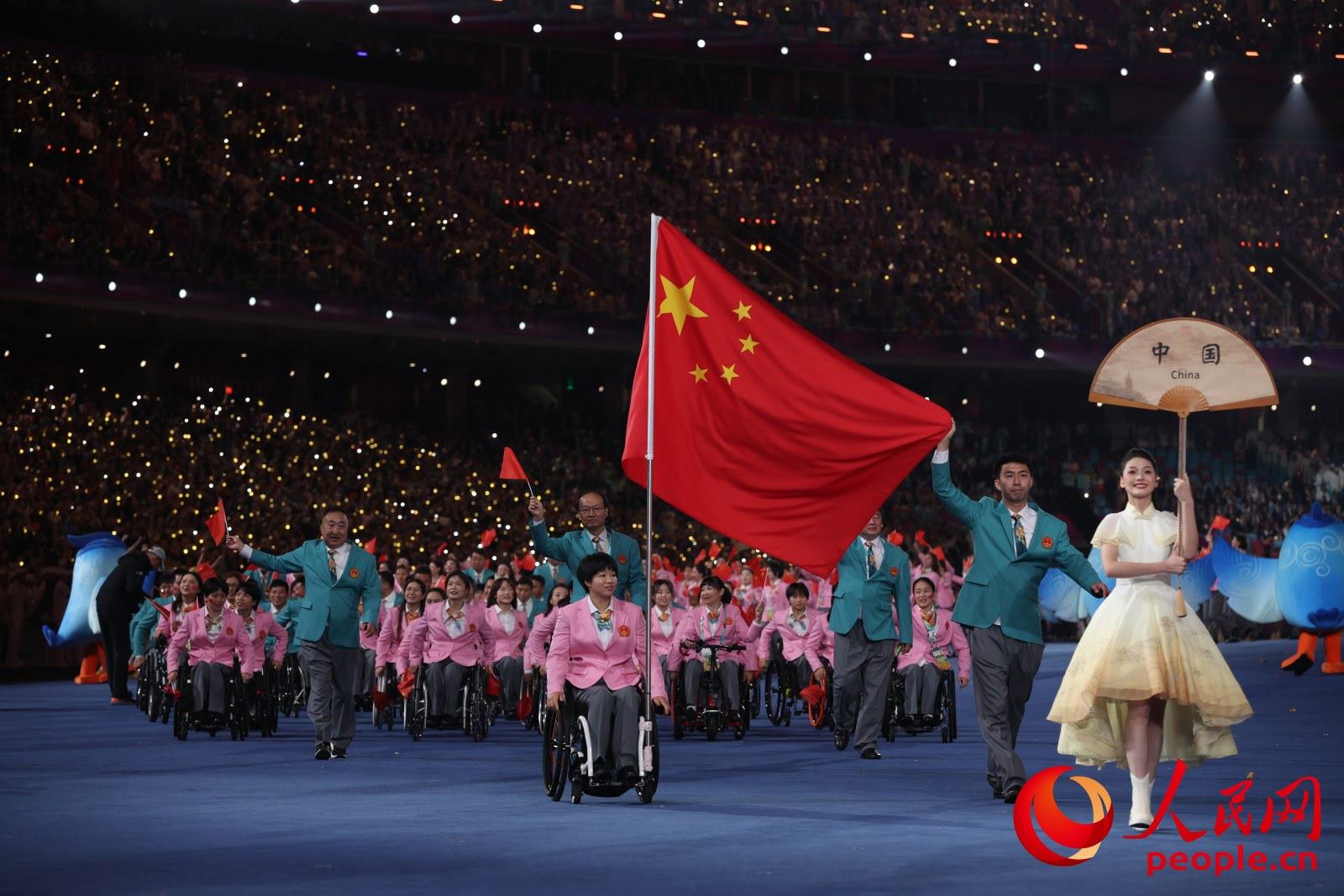 開幕式上，中國(guó)體育代表團(tuán)入場(chǎng)。人民網(wǎng) 周靜圓攝