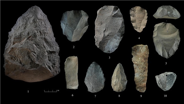 石制品 1.手斧 2、4、5.勒瓦婁哇石核（循環(huán)剝片法、優(yōu)先剝片法）3.勒瓦婁哇石葉石核 6.勒瓦婁哇石葉 7、8.勒瓦婁哇尖狀器 9.石葉 10.錐形石葉石核。中肯聯(lián)合考古隊(duì)供圖