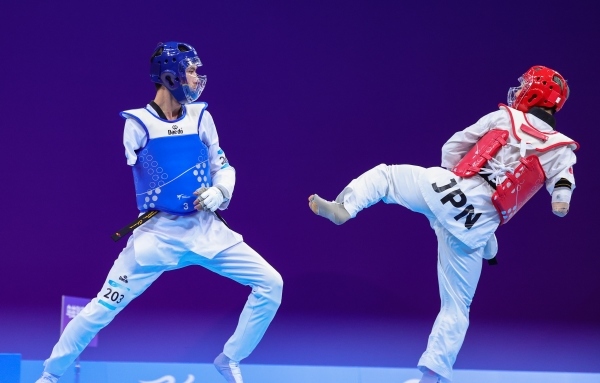 10月23日，杭州第4屆亞殘運會跆拳道男子K44級58公斤級銅牌賽舉行。圖為烏茲別克斯坦隊選手桑賈貝克·穆赫托羅夫(左)和日本隊選手阿渡健太在比賽中。圖片來源：杭州亞殘組委會