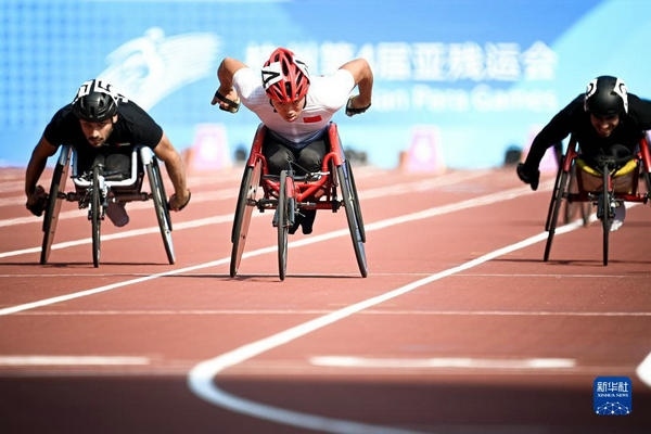 10月23日，中國選手龔文浩（左二）在杭州第4屆亞殘運會男子100米-T34決賽的比賽中。他以15秒55的成績獲得該項目銀牌。新華社記者 江漢攝