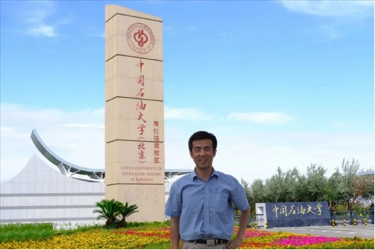 北京交通大學(xué)“銀齡教師”黃曉鳴。校方供圖