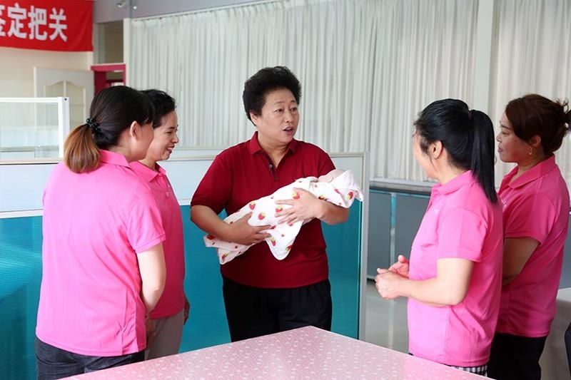 △2021年6月2日，卓長(zhǎng)立（中）指導(dǎo)正在接受培訓(xùn)的家政服務(wù)員。