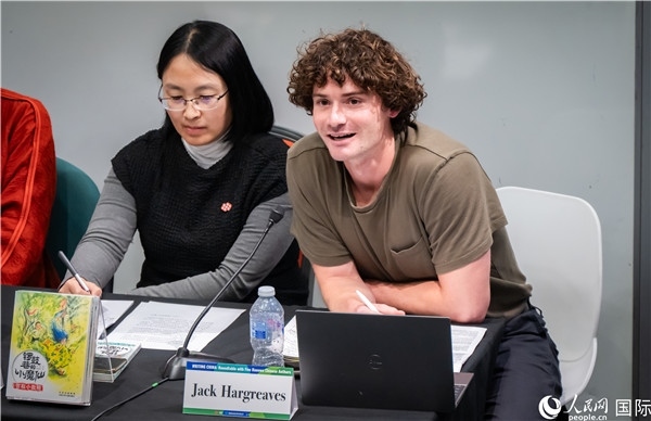 4、英國(guó)漢學(xué)家沈如風(fēng)對(duì)中國(guó)文學(xué)譯作的未來(lái)充滿期待。郭錦標(biāo)攝