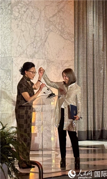 加州副州長(zhǎng)康伊蓮為方李邦琴獲獎(jiǎng)致辭。人民網(wǎng)記者 鄧圩攝