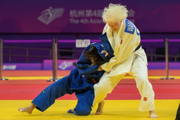 10月24日，杭州第4屆亞殘運(yùn)會(huì)柔道女子J2級(jí)57公斤級(jí)決賽舉行。圖為中國隊(duì)選手王嘉楠（右）和日本隊(duì)選手廣瀨順子在比賽中。圖片來源：杭州亞殘組委