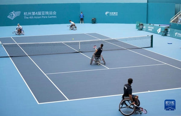 10月24日，在杭州第4屆亞殘運(yùn)會(huì)輪椅網(wǎng)球男子雙打1/4決賽中，中國組合董順江/紀(jì)珍旭以0比2不敵韓國組合任浩元/韓成奉，無緣半決賽。圖為董順江（右二）/紀(jì)珍旭（右一）在比賽中。新華社記者 才揚(yáng)攝