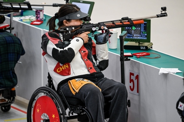 10月23日，杭州第4屆亞殘運(yùn)會(huì)射擊(R2)SH1級(jí)女子10米氣步槍立射資格賽舉行。圖為中國隊(duì)選手張翠平在比賽中。圖片來源：杭州亞殘組委