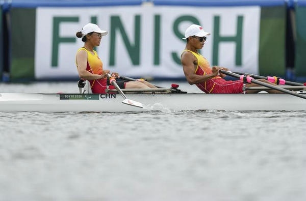 2021年8月29日，在東京殘奧會(huì)賽艇項(xiàng)目PR2級(jí)混合雙人雙槳決賽中，中國組合劉爽/蔣繼劍獲得銅牌。圖為劉爽（左）/蔣繼劍在比賽中。新華社記者 胡虎虎攝（資料圖）