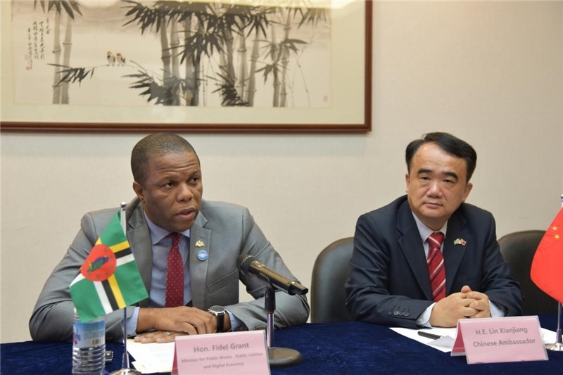 多公共工程部部長格蘭特（左一）向與會(huì)記者介紹赴華參會(huì)情況。駐多米尼克使館供圖
