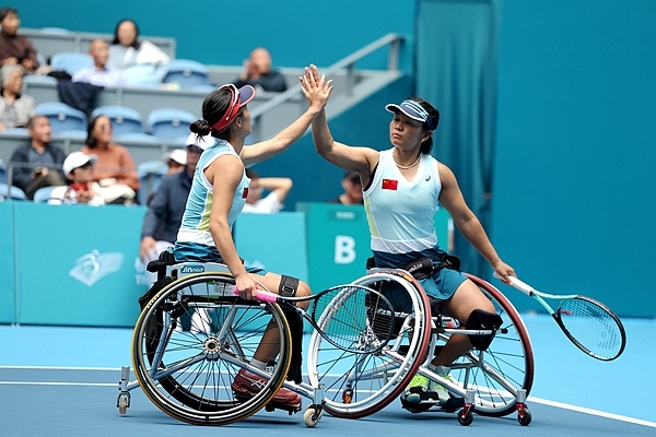 10月25日，杭州亞殘運(yùn)會輪椅網(wǎng)球女雙決賽，中國組合朱珍珍(右)/郭珞瑤慶祝得分。人民網(wǎng)記者 胡雪蓉?cái)z