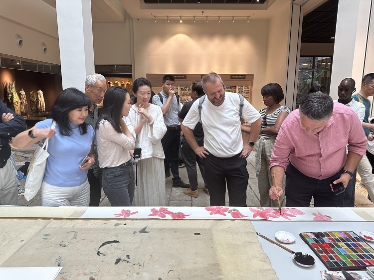 首屆國(guó)際傳播“絲路獎(jiǎng)”獲獎(jiǎng)代表等在廣州市荔灣區(qū)永慶坊參加文化交流活動(dòng)。楊爍壁、王燕攝影報(bào)道