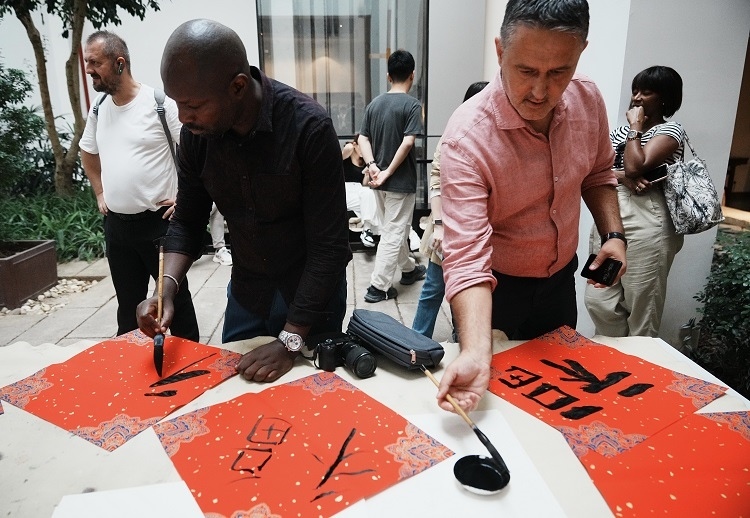 首屆國(guó)際傳播“絲路獎(jiǎng)”獲獎(jiǎng)代表等在廣州市荔灣區(qū)永慶坊參加文化交流活動(dòng)。楊爍壁、王燕攝影報(bào)道