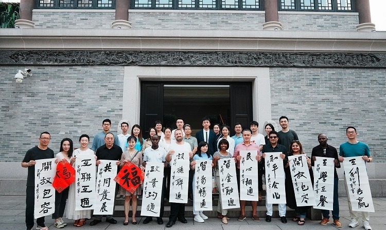 首屆國(guó)際傳播“絲路獎(jiǎng)”獲獎(jiǎng)代表等在廣州市荔灣區(qū)永慶坊參加文化交流活動(dòng)。楊爍壁、王燕攝影報(bào)道