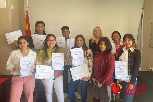 社區(qū)工作專家莫伊拉（后排右二）向“中文工坊”第二期培訓班部分結業(yè)學員頒發(fā)由薩爾塔省教育部簽發(fā)的結業(yè)證書。人民網(wǎng)記者 吳思萱攝