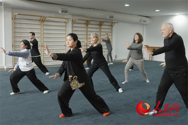 阿根廷武術俱樂部協(xié)會副會長陳敏正在教學。人民網(wǎng)記者 張若涵攝