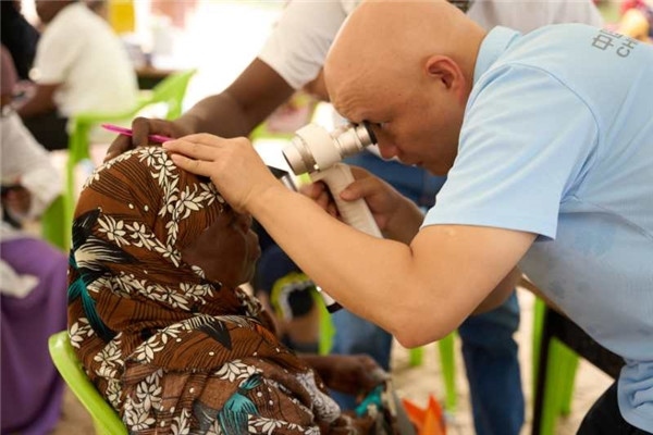 醫(yī)療隊為當?shù)鼗颊吡x診。中國援桑醫(yī)療隊供圖