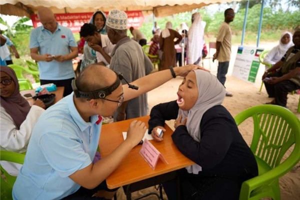 醫(yī)療隊為當?shù)鼗颊吡x診。中國援桑醫(yī)療隊供圖