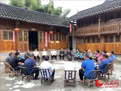 花垣縣石欄鎮(zhèn)朋巖村的院壩會。人民網(wǎng) 周靜圓攝