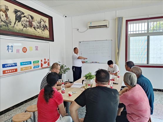 泉塘村17組議事會正在討論土地整理事項。湖南省司法廳供圖