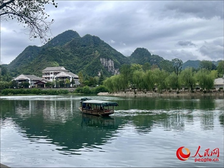 秋日的邊城鎮(zhèn)，青山滴翠、碧水含情。人民網(wǎng) 周靜圓攝