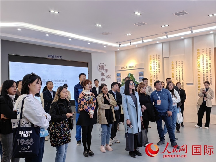 媒體記者探訪薊州礦山生態(tài)修復(fù)項(xiàng)目。人民網(wǎng)記者 符園園攝