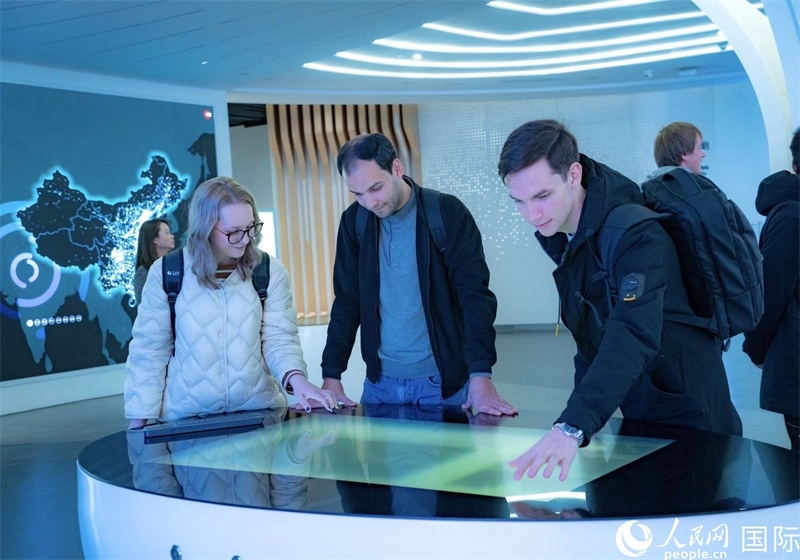 歐亞國家記者在國家大數(shù)據(jù)（貴州）綜合試驗區(qū)交流體驗中心參觀。人民網(wǎng) 陽茜攝