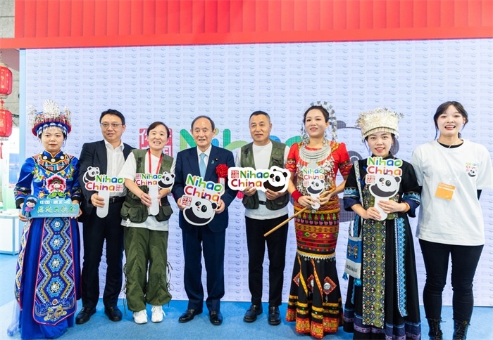 日本前首相菅義偉在中國展館參觀。圖片由中國駐東京旅游辦事處提供