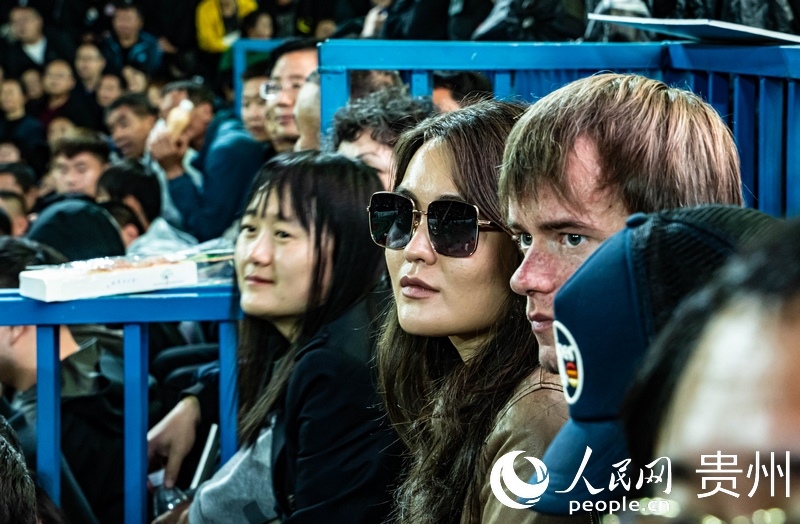 外媒記者走進(jìn)“村BA”決賽現(xiàn)場(chǎng)觀看比賽。人民網(wǎng) 陽(yáng)茜 攝