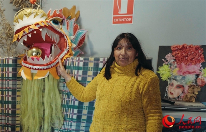 “熊貓閱覽室”一角。盧漢·梅洛為記者展示大使館贈送的龍頭。人民網(wǎng)記者 張若涵攝