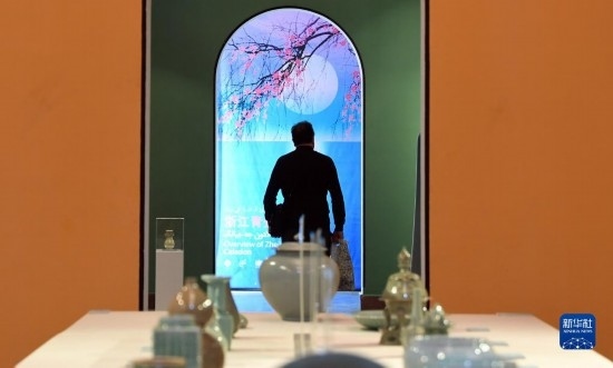 10月30日，人們在伊朗德黑蘭伊朗國家藝術(shù)科學(xué)院觀看展出的展品。新華社記者 沙達提 攝