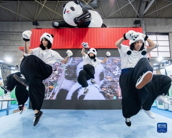  10月29日，街舞隊在日本大阪國際會展中心中國館表演街舞。新華社發(fā)（中國駐大阪旅游辦事處供圖）