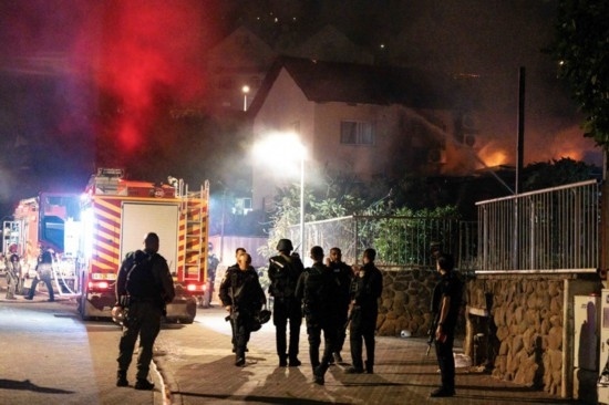  10月29日，在以色列北部城市謝莫納，以軍士兵和急救人員在一處被火箭彈擊中的現(xiàn)場執(zhí)勤。新華社發(fā)（阿亞爾·馬爾戈林攝/基尼圖片社）