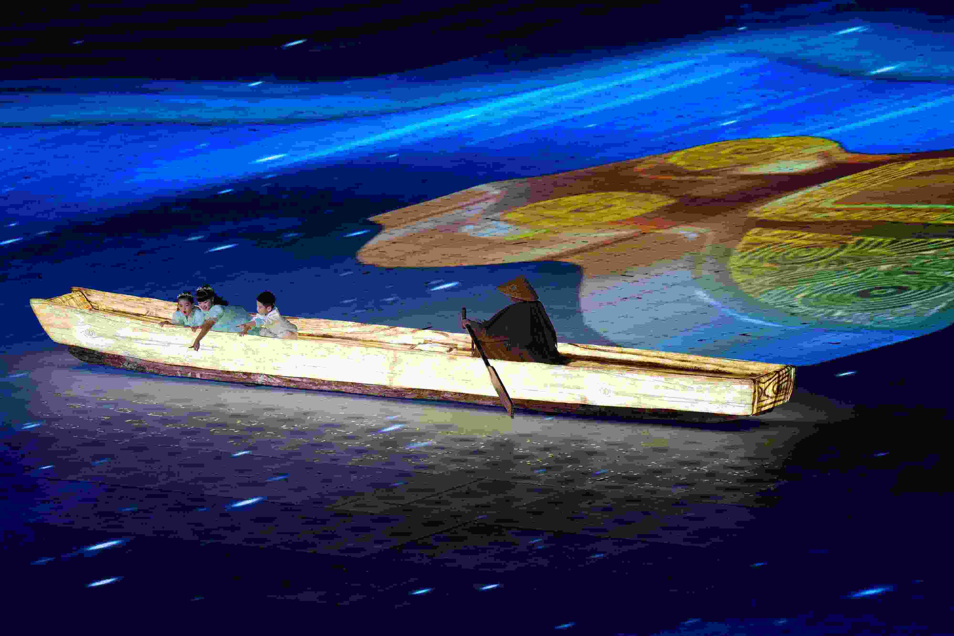 △2023年10月28日，杭州亞殘運(yùn)會(huì)閉幕式上的“中華第一舟”。