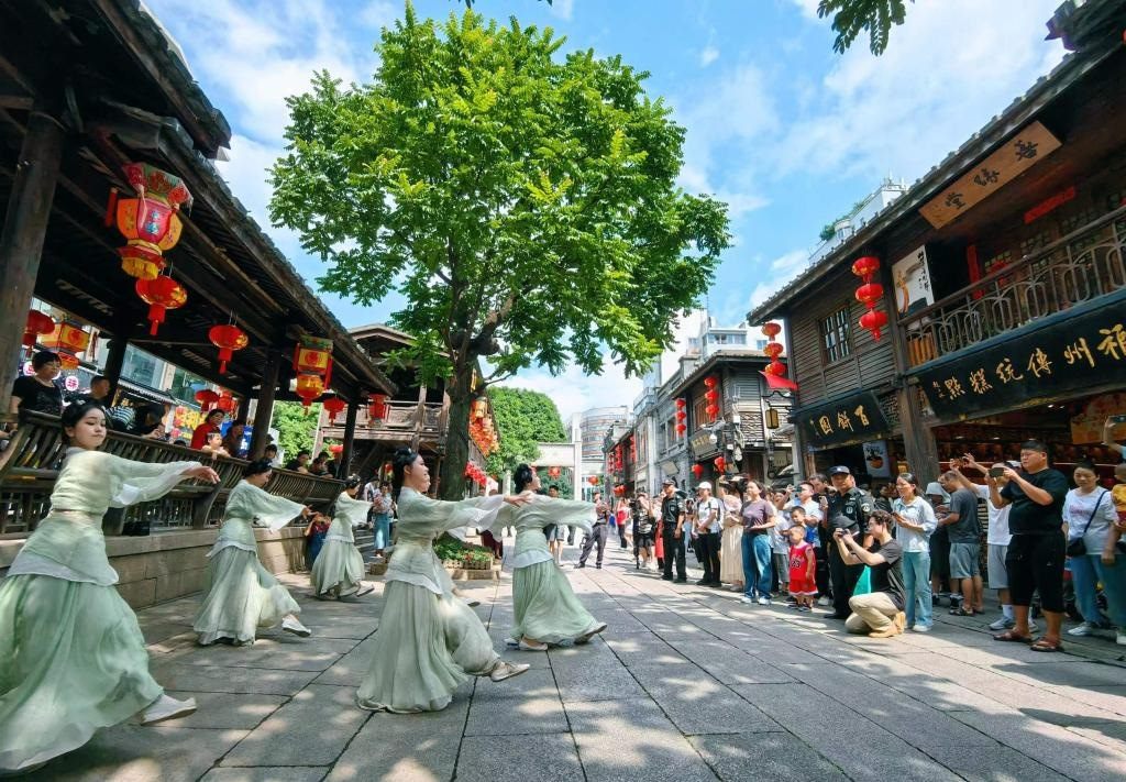 國慶節(jié)期間，福州市三坊七巷歷史文化街區(qū)上演《尋夢閩都》快閃。新華社發(fā)