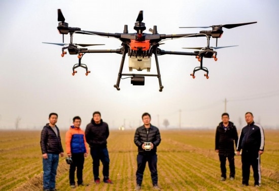 2019年2月25日，無(wú)人機(jī)教員（右三）在河北省衡水市冀州區(qū)徐莊鄉(xiāng)北榆林村為村民做植保無(wú)人機(jī)飛行操作技能培訓(xùn)。新華社記者 李曉果 攝