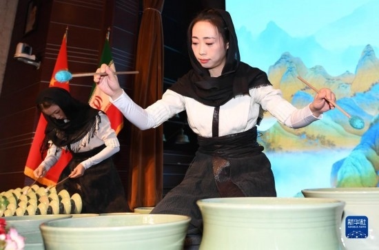 10月30日，演員在伊朗德黑蘭伊朗國家藝術(shù)科學(xué)院舉行的“青風(fēng)海上來”浙江青瓷巡禮開幕式暨“萬象中國·天下寧波”寧波文旅推介會開幕式上表演。新華社記者 沙達提 攝