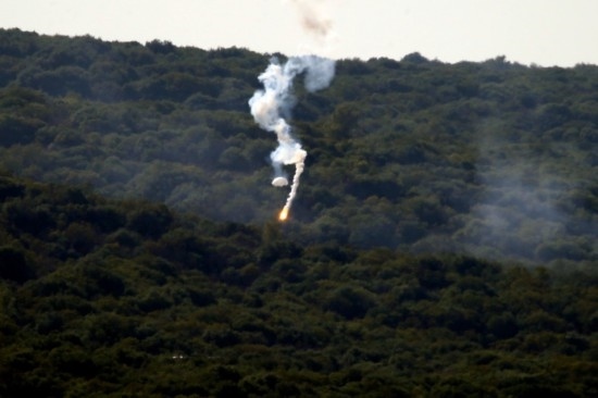 10月28日，閃光彈落在黎巴嫩納古拉樹(shù)林中燃起濃煙。新華社發(fā)（阿里·哈希紹攝）