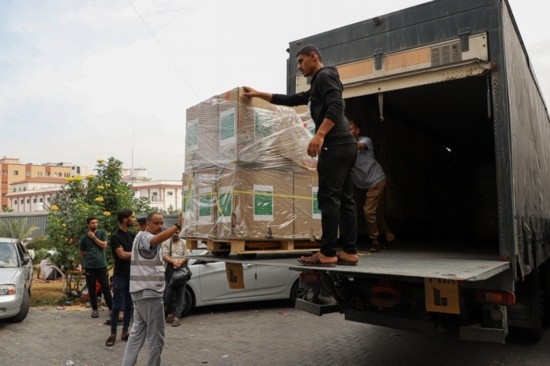  10月29日，工作人員在加沙地帶南部城市汗尤尼斯的一家醫(yī)院搬運醫(yī)療援助物資。新華社發(fā)（里澤克·阿卜杜勒賈瓦德攝）