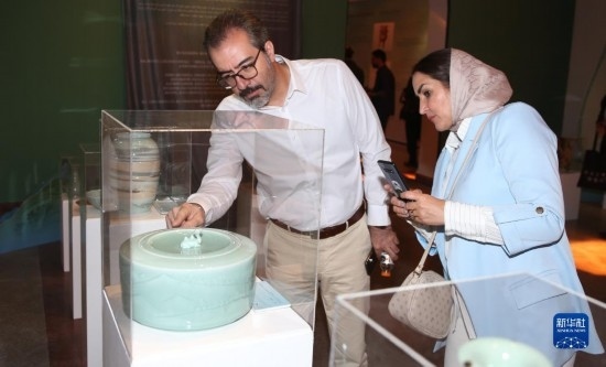 10月30日，人們在伊朗德黑蘭伊朗國家藝術(shù)科學(xué)院觀看展出的展品。新華社記者 沙達提 攝