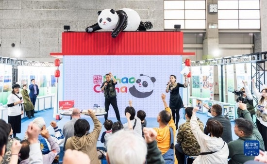  10月29日，游客在日本大阪國際會展中心中國館參與中國旅游知識問答活動。新華社發(fā)（中國駐大阪旅游辦事處供圖）