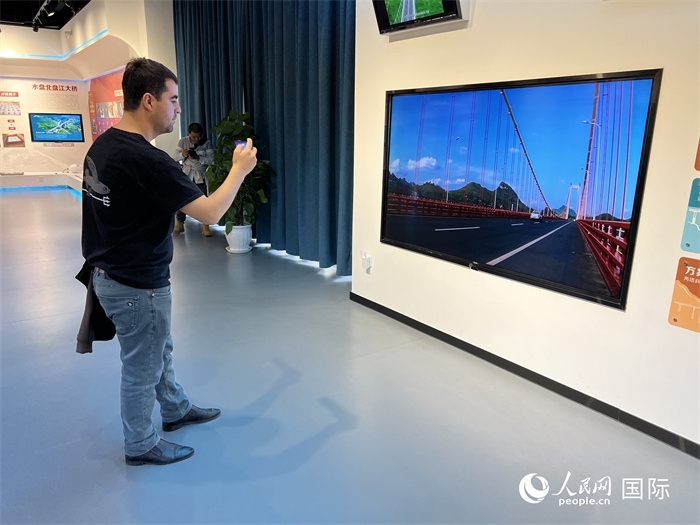 歐亞國家記者在橋梁博物館參觀。（人民網(wǎng) 花放攝）