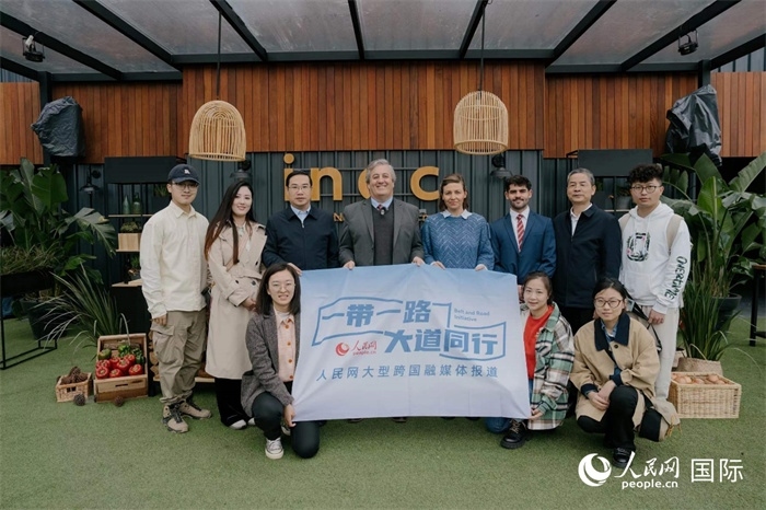 在烏拉圭第118屆普拉多牧農(nóng)業(yè)國(guó)際博覽會(huì)上，烏拉圭國(guó)家肉類協(xié)會(huì)主席與人民網(wǎng)記者合影。人民網(wǎng)記者 張若涵攝